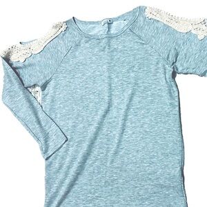 SIVA  Cold Shoulder Top. (MED)